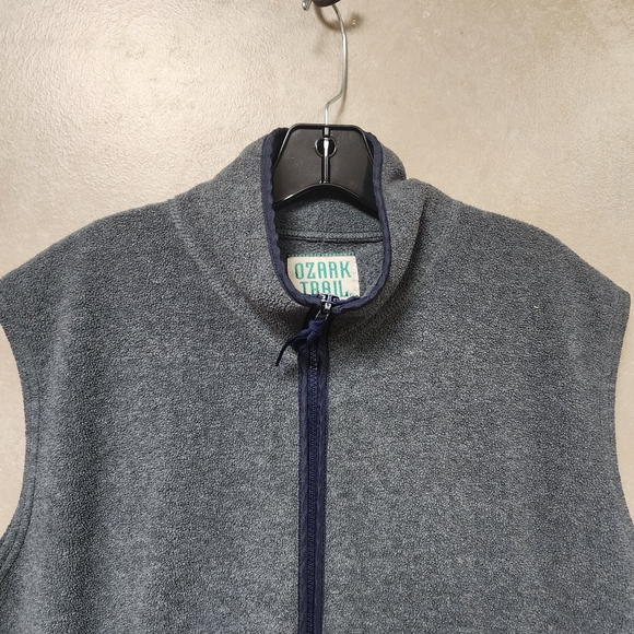 Ozark Trail Men's Front Zip Gray Vest with Black Trim Size Medium - Picture 5 of 10